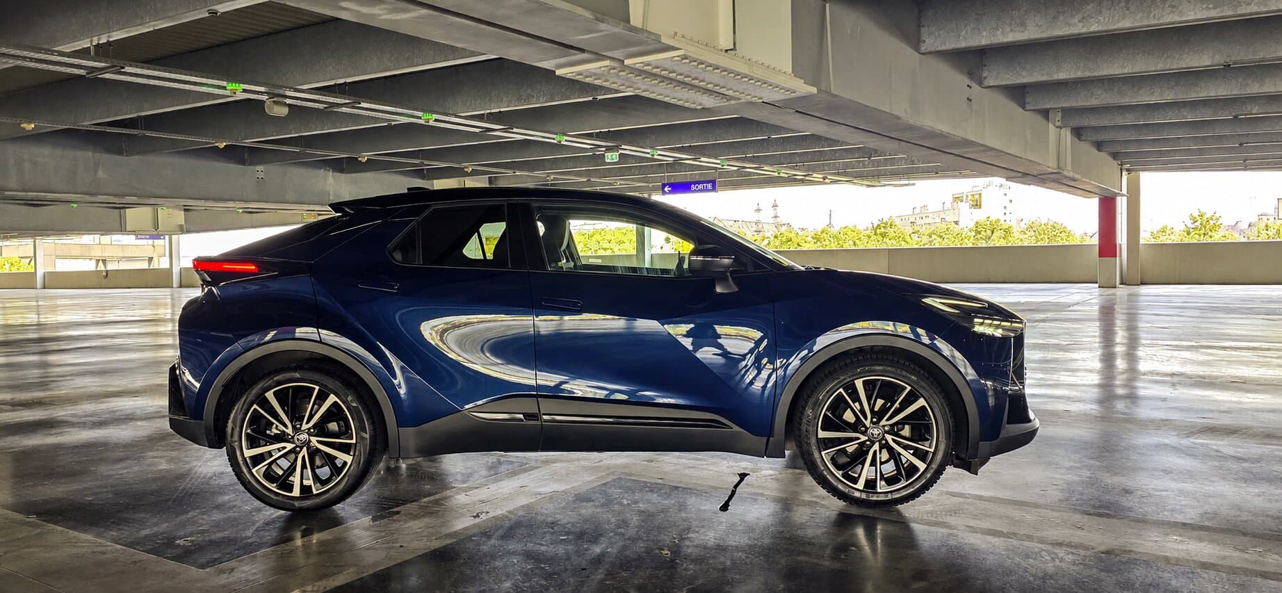Toyota C-HR II Hybride BIZYOO.RENT vu de profil